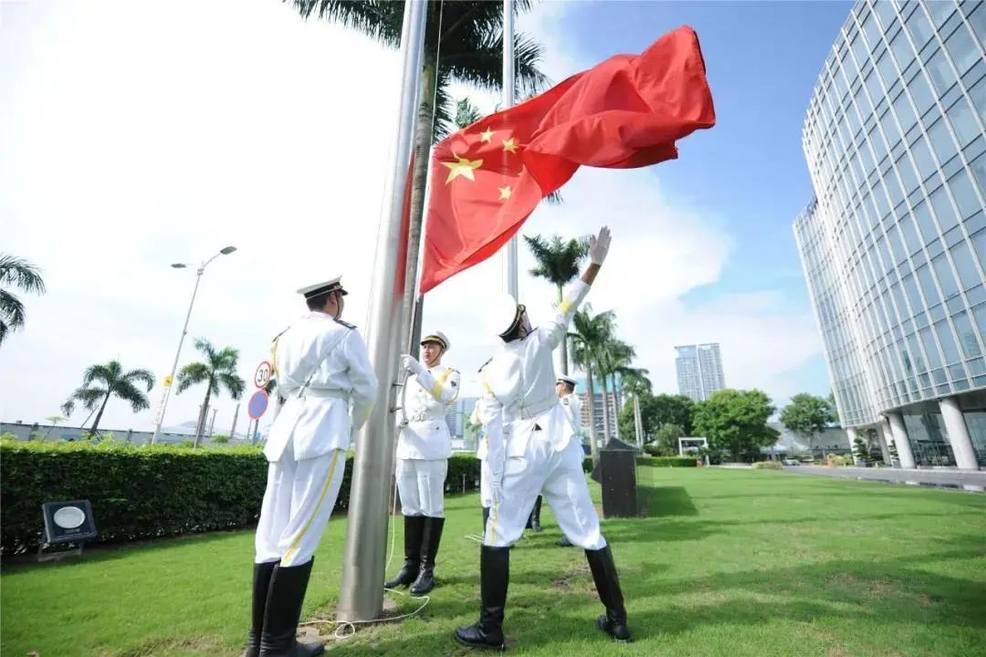 中集慶生，凌宇與兄弟企業同升一面旗
